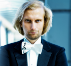 Ivo Kahánek provede elektrizující Šostakovičův klavírní koncert